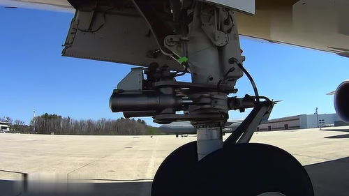 实拍波音飞机转向起落架机械结构 精密工程的艺术与科技